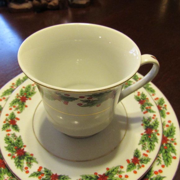 🎄(Reduced) Vintage Christmas Holly Berries 24K Gold Tea Cup/Dessert Plate Set - Picture 4 of 15